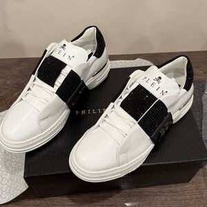 Philipp Plein Leather and Crystal. New. Size 39. White and black sneakers.